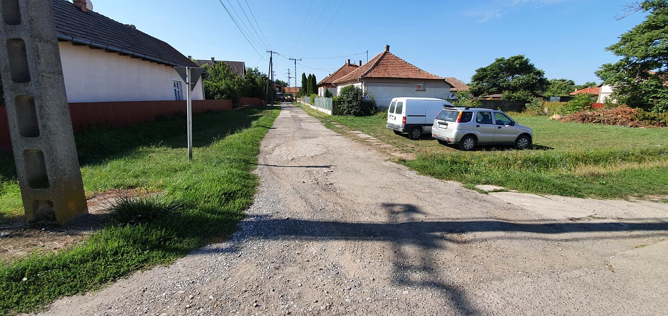 Alattyán önkormányzati út aszfaltozás előtt